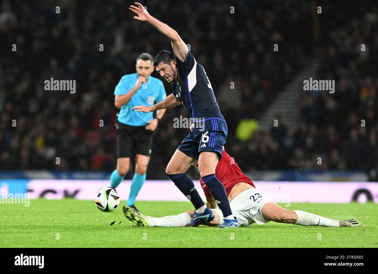 Glasgow, Royaume-Uni. 19 novembre 2023. Scott McKenna d'Écosse et J¿rgen Strand Larsen de Norvège lors du match de qualification pour le Championnat d'Europe de l'UEFA à Hampden Park, Glasgow. Le crédit photo devrait se lire : Neil Hanna/Sportimage crédit : Sportimage Ltd/Alamy Live News Banque D'Images