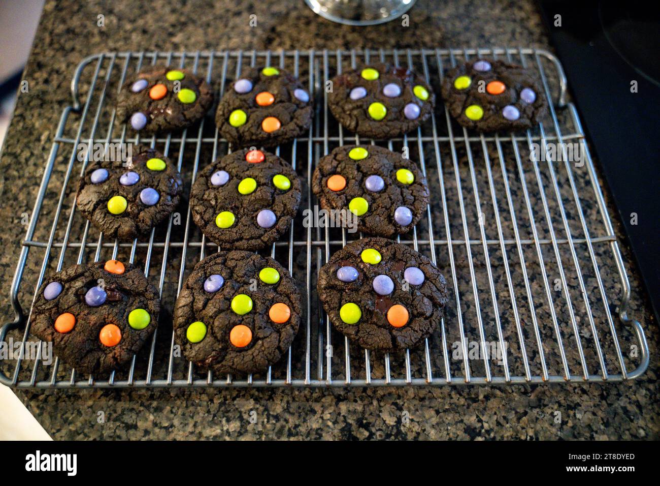Vue de dessus des biscuits au chocolat cuits au four sur la grille de refroidissement Banque D'Images