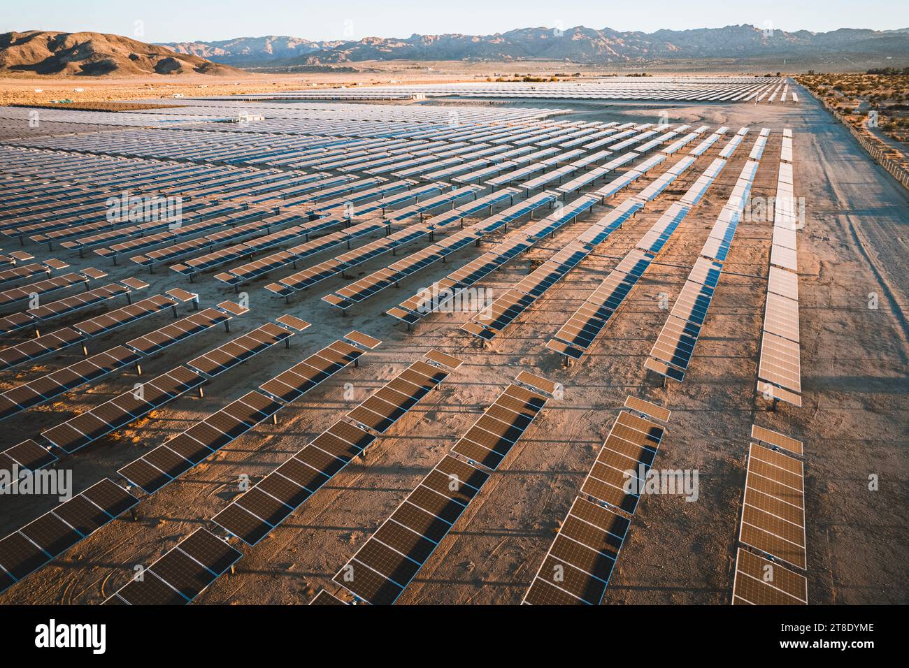 Ferme photovoltaïque industrielle de panneaux solaires Rows, 29 Palms, Californie Banque D'Images