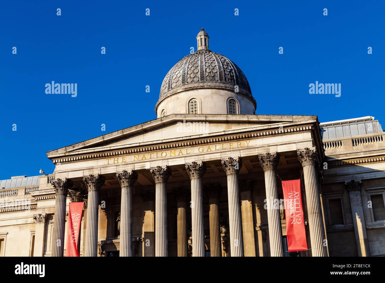 Extérieur de la National Gallery de Trafalgar Square, Londres, UK Banque D'Images