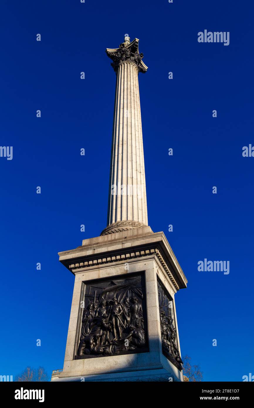 Statue de l'amiral Horatio Nelson au sommet de la colonne Nelson à Trafalgar Square, Londres, Royaume-Uni Banque D'Images