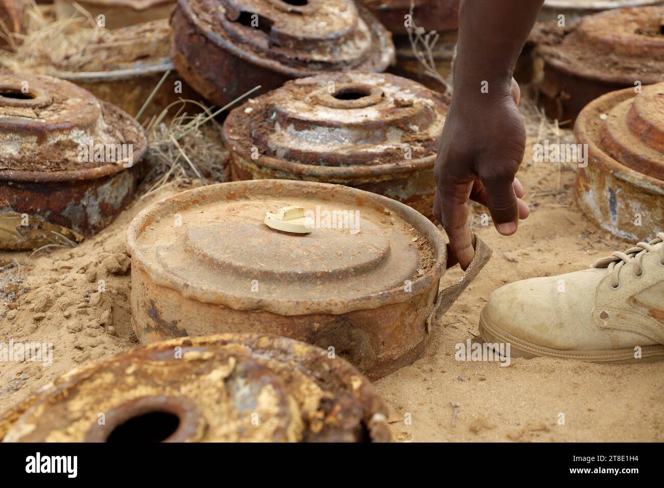 Destruction de plus de cinq mille mines et engins explosifs restes de guerre dans le gouvernorat de Hajjah sur le Banque D'Images