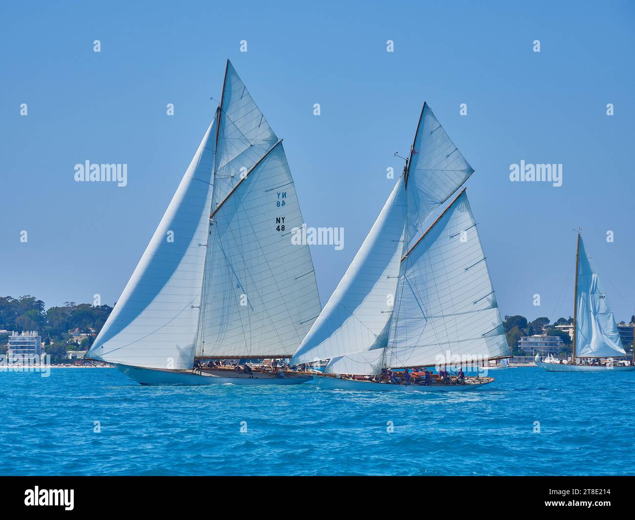 Yachts classiques en bois naviguant dans la régate des voiles d'Antibes 2023 dans le sud de la France. Banque D'Images