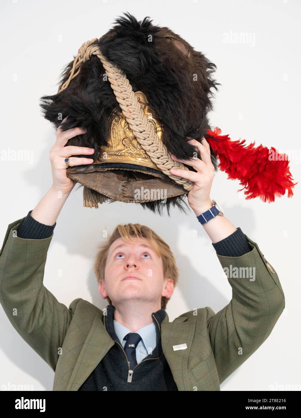 Londres, Royaume-Uni. 20 novembre 2023. Bonhams Antique Arms, Armour and Militaria sale a lieu à Knightsbridge le 22 novembre. Les points forts incluent : Bearskin de Grenadier français impérial, fin du 19e siècle ou plus tôt, £400 - £600. Crédit : Malcolm Park/Alamy Live News Banque D'Images