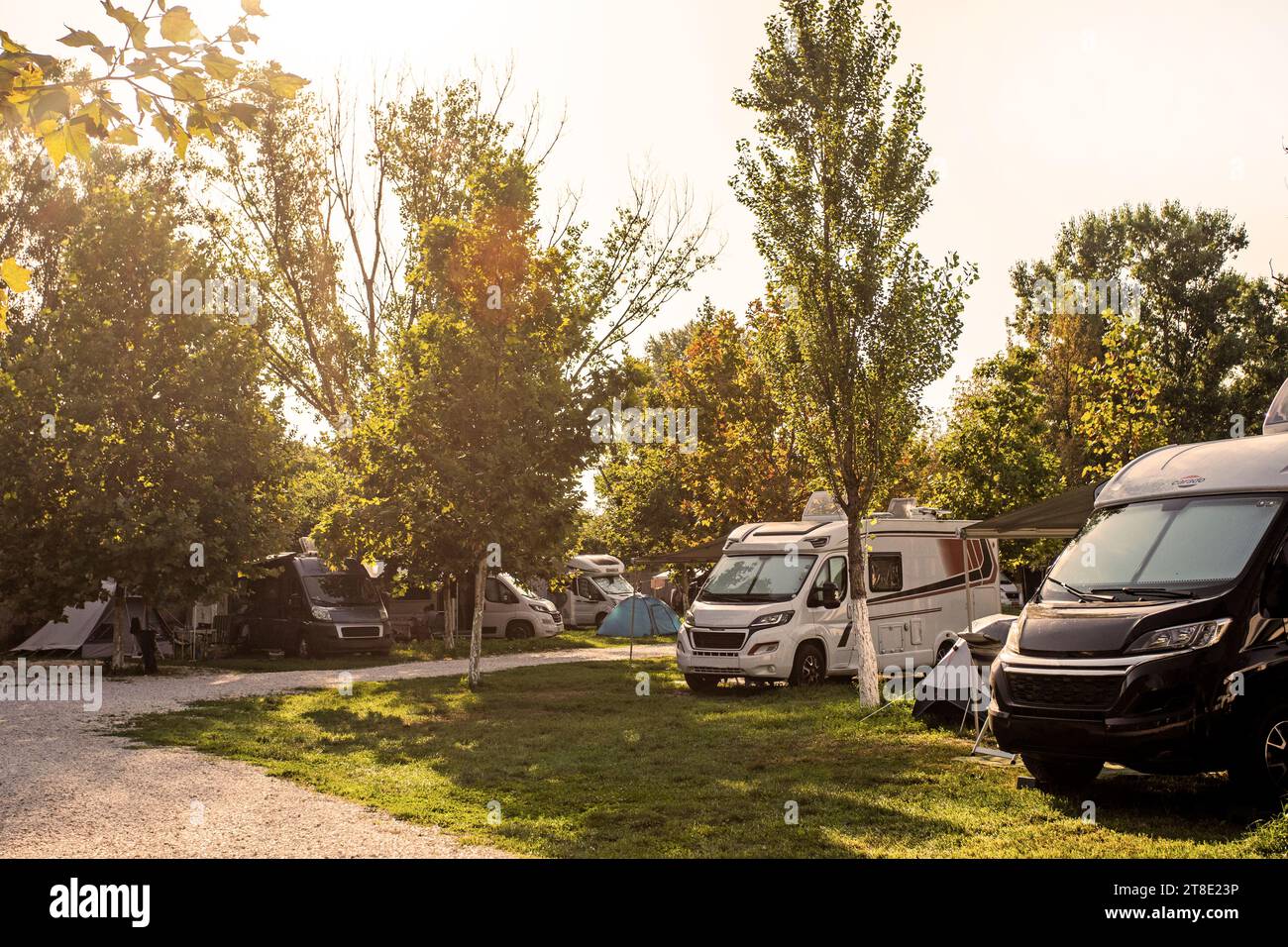 vie de camping avec camping-cars et voitures et tentes tôt le matin. voyage et vacances en voiture Banque D'Images