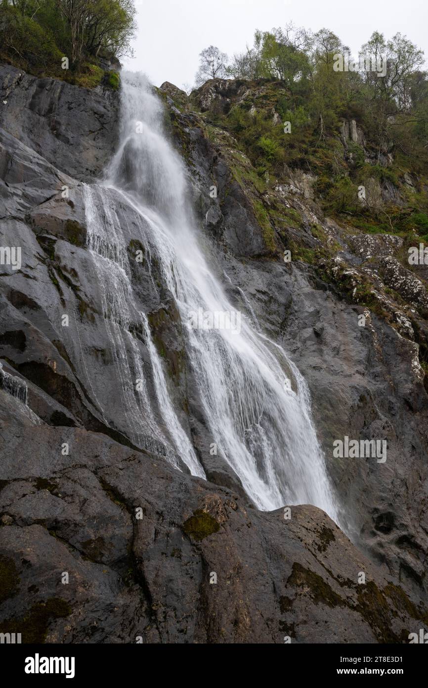 Chutes d'Aber chute d'eau spectaculaire sur le bord des montagnes Carneddau dans le parc national de Snowdonia, au nord du pays de Galles. Banque D'Images