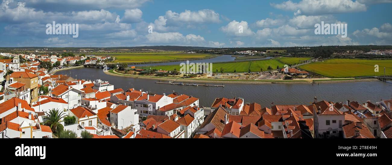 Toits du front de mer Alcacer do Sal avec vue sur la rivière Sado et les champs agricoles sur la rive sud Banque D'Images