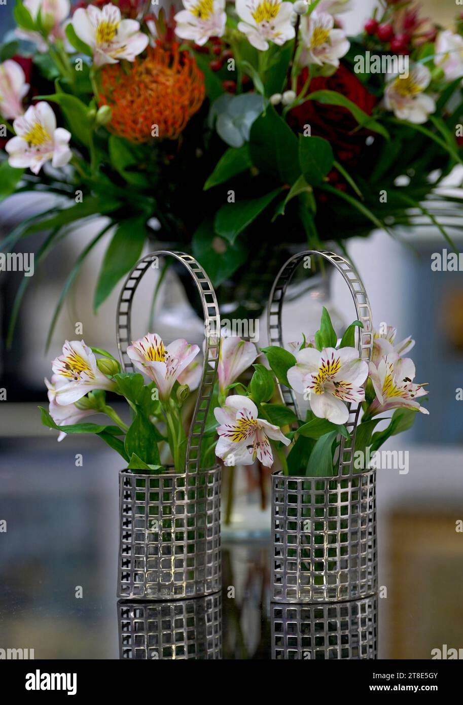 Une paire de rares paniers de fleurs sécessionnistes en argent 'Gitterwerk' du designer de Wiener Werkstätte Josef Hoffmann a estimé à 10 000 000 £ - 15 000 £, lors d'une avant-première pour la prochaine vente d'œuvres d'art Bellmans dans la salle de vente de la maison de vente aux enchères à Wisborough Green, West Sussex. Date de la photo : dimanche 19 novembre 2023. Banque D'Images