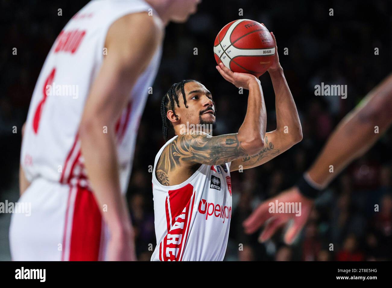 Olivier Hanlan #21 de Pallacanestro Varese OpenJobMetis vu en action lors de la LBA Lega basket Un match de saison régulière 2023/24 entre Pallacanestro Varese OpenJobMetis et Givova Scafati basket à Itelyum Arena. Scores finaux ; Varese 94 | 93 Sassari. (Photo de Fabrizio Carabelli / SOPA Images/Sipa USA) Banque D'Images