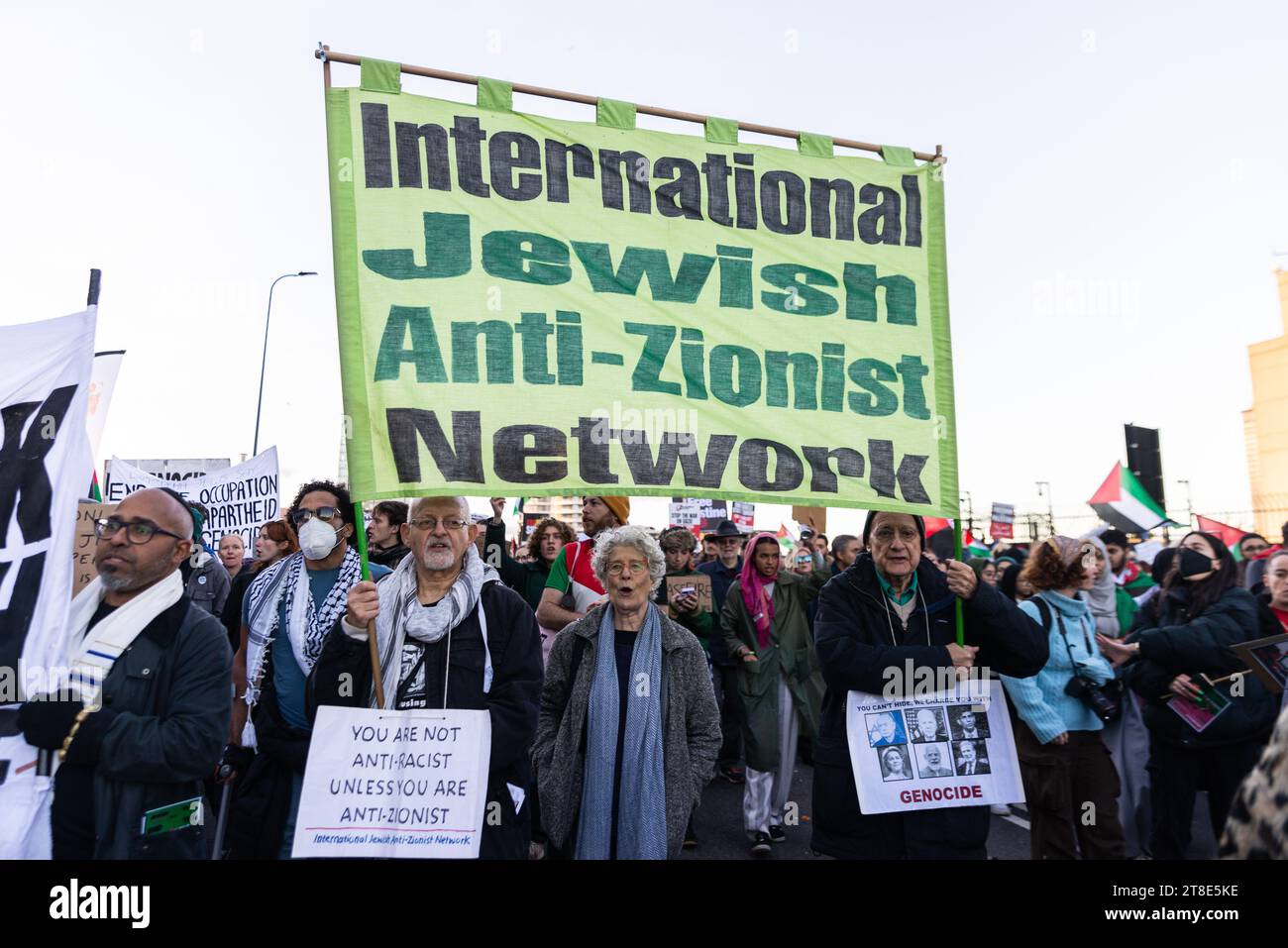 Rassemblement pro Palestine, manifestation nationale pour la Palestine à Londres, Royaume-Uni, traversant le pont Vauxhall. Signe international juif anti-sioniste Banque D'Images