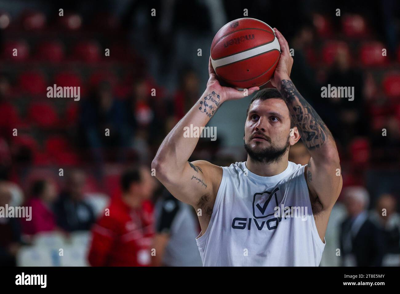 Alessandro Gentile #5 de Givova Scafati basket se réchauffe pendant LBA Lega basket Un match de saison régulière 2023/24 entre Pallacanestro Varese OpenJobMetis et Givova Scafati basket à Itelyum Arena. Scores finaux ; Varese 94 | 93 Sassari. Banque D'Images