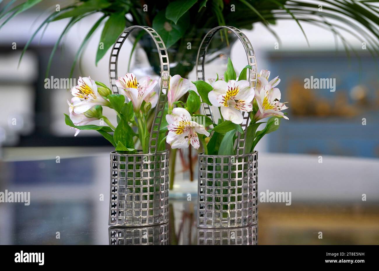Une paire de rares paniers de fleurs sécessionnistes en argent 'Gitterwerk' du designer de Wiener Werkstätte Josef Hoffmann a estimé à 10 000 000 £ - 15 000 £, lors d'une avant-première pour la prochaine vente d'œuvres d'art Bellmans dans la salle de vente de la maison de vente aux enchères à Wisborough Green, West Sussex. Date de la photo : dimanche 19 novembre 2023. Banque D'Images