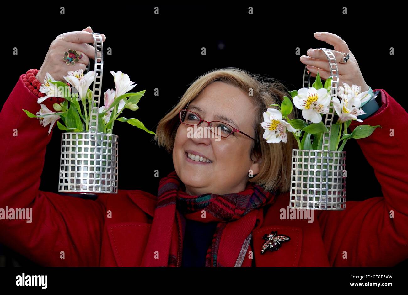 Silke Lohmann détient une paire de rares paniers de fleurs sécessionnistes en argent 'Gitterwerk' du designer de Wiener Werkstätte Josef Hoffmann, estimés à 10 000 000 £ - 15 000 £, lors d'une avant-première pour la prochaine vente d'œuvres d'art Bellmans au salon de la maison de vente aux enchères à Wisborough Green, West Sussex. Date de la photo : dimanche 19 novembre 2023. Banque D'Images