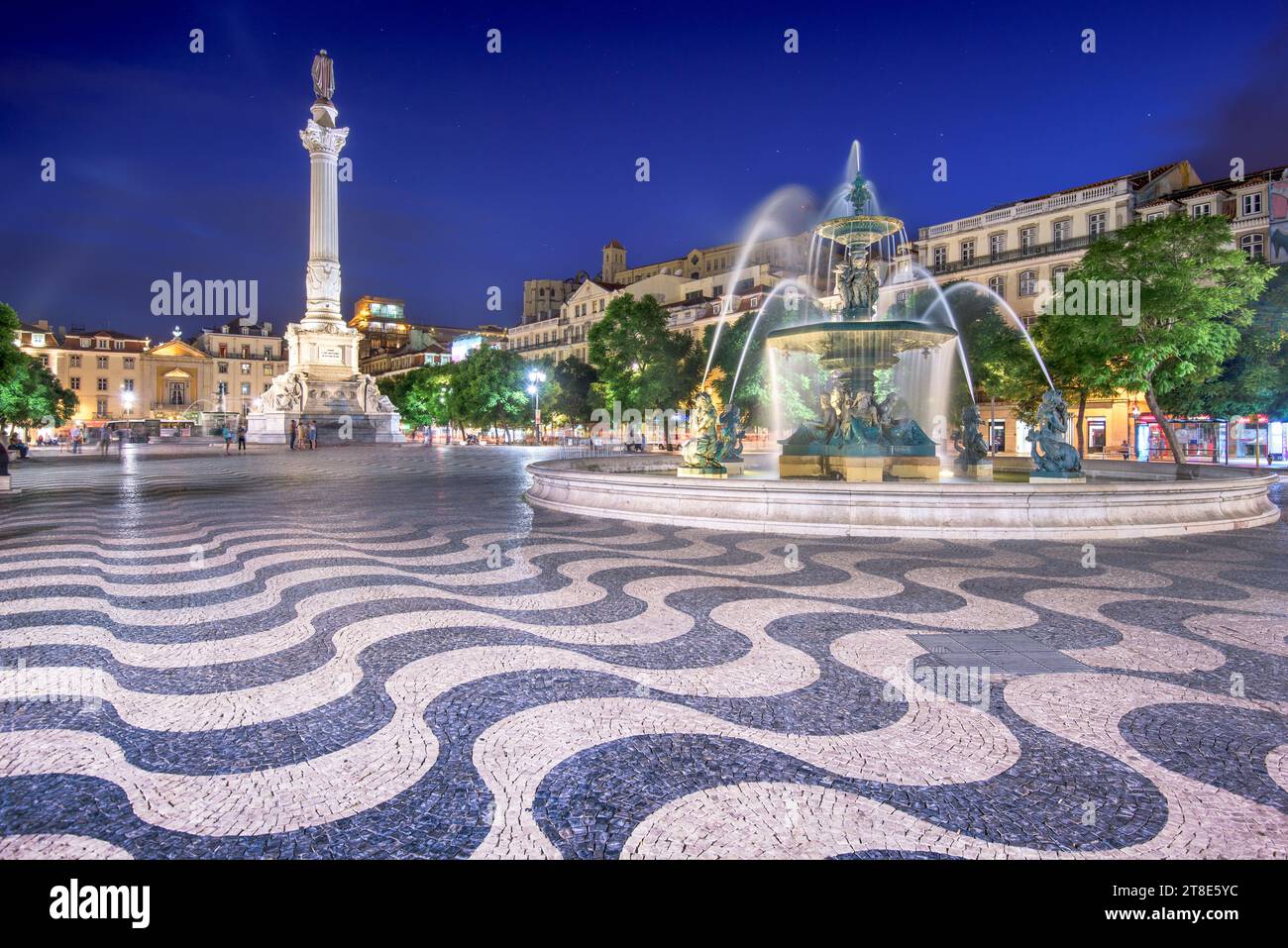 Lisbonne, Portugal paysage urbain sur la place Rossio la nuit. Banque D'Images