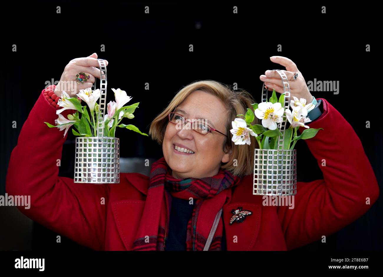 Silke Lohmann détient une paire de rares paniers de fleurs sécessionnistes en argent 'Gitterwerk' du designer de Wiener Werkstätte Josef Hoffmann, estimés à 10 000 000 £ - 15 000 £, lors d'une avant-première pour la prochaine vente d'œuvres d'art Bellmans au salon de la maison de vente aux enchères à Wisborough Green, West Sussex. Date de la photo : dimanche 19 novembre 2023. Banque D'Images