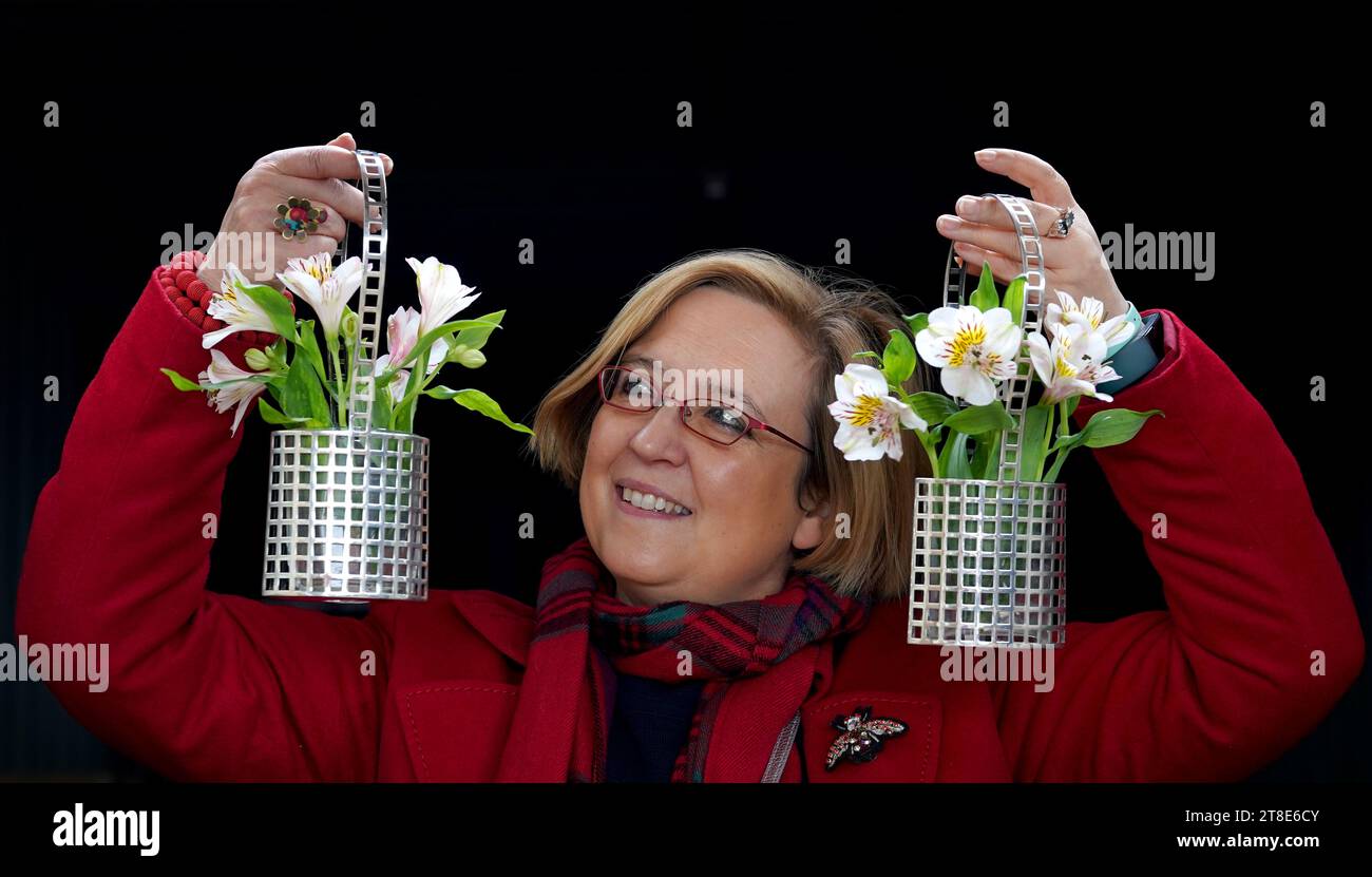 Silke Lohmann détient une paire de rares paniers de fleurs sécessionnistes en argent 'Gitterwerk' du designer de Wiener Werkstätte Josef Hoffmann, estimés à 10 000 000 £ - 15 000 £, lors d'une avant-première pour la prochaine vente d'œuvres d'art Bellmans au salon de la maison de vente aux enchères à Wisborough Green, West Sussex. Date de la photo : dimanche 19 novembre 2023. Banque D'Images