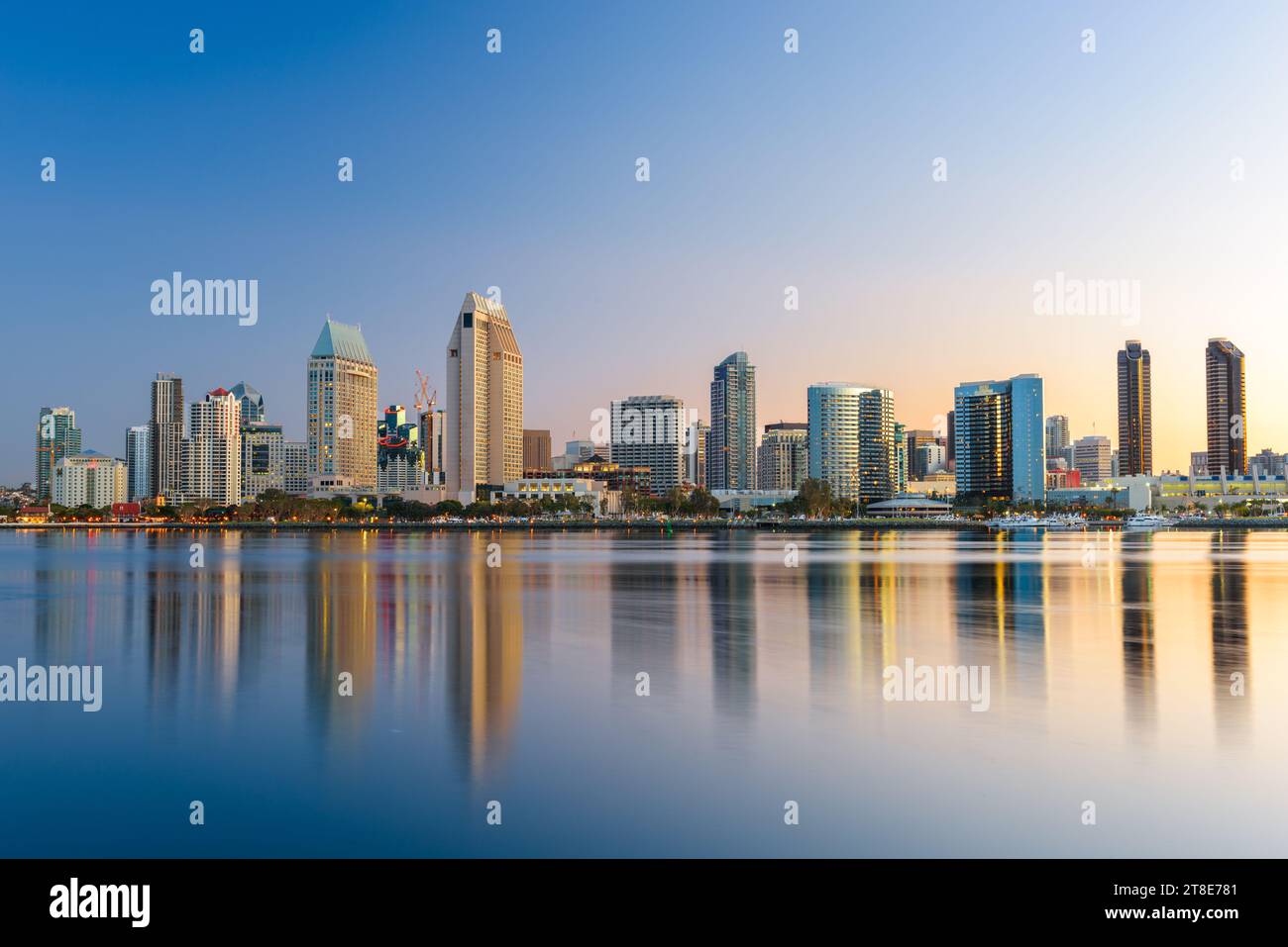 San Diego, Californie, USA Skyline du centre-ville à l'Embarcadero au crépuscule. Banque D'Images