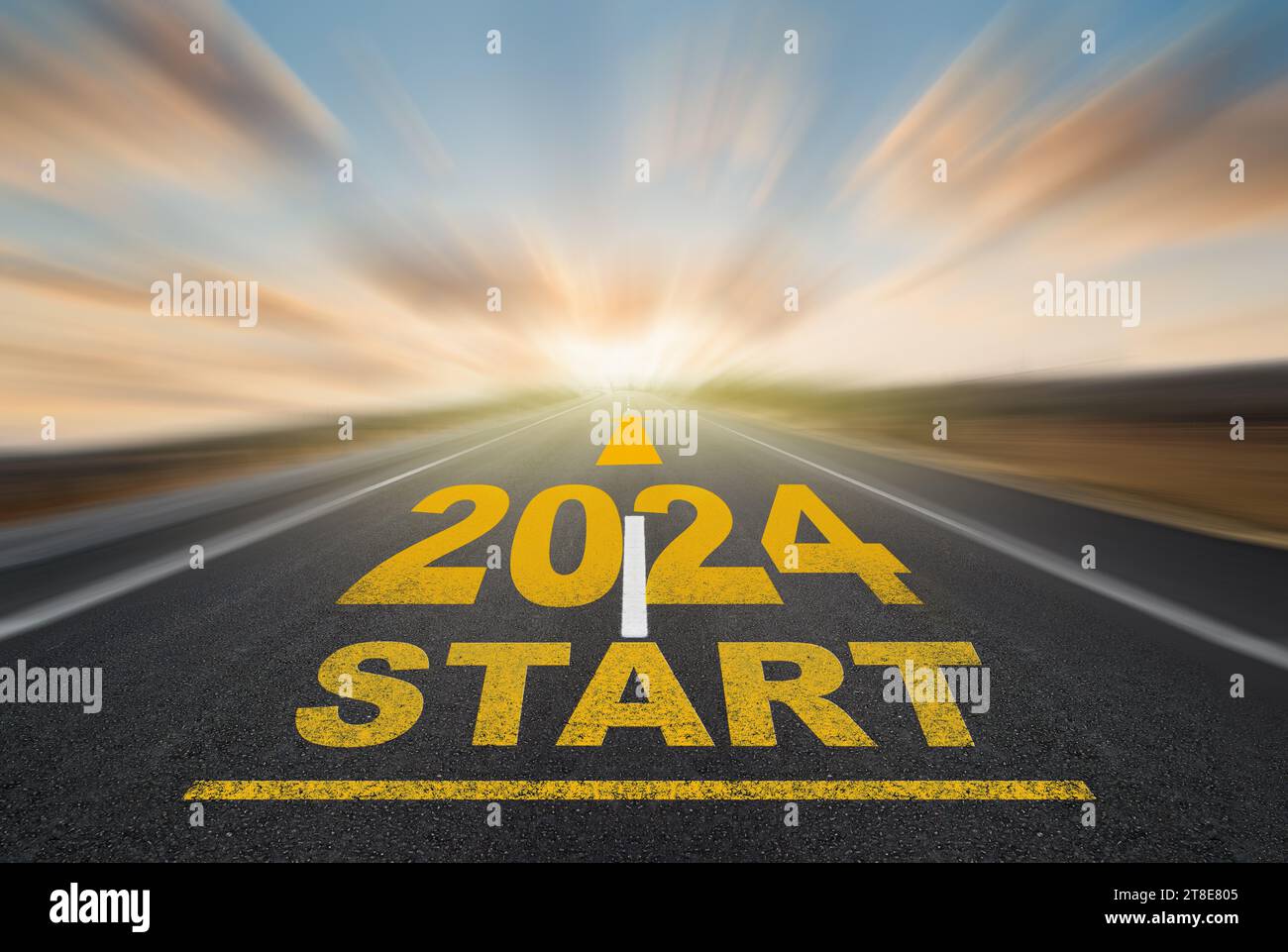 Début de la nouvelle année 2024. Ligne de départ sur la route asphaltée et 2024 aller flèche à l 