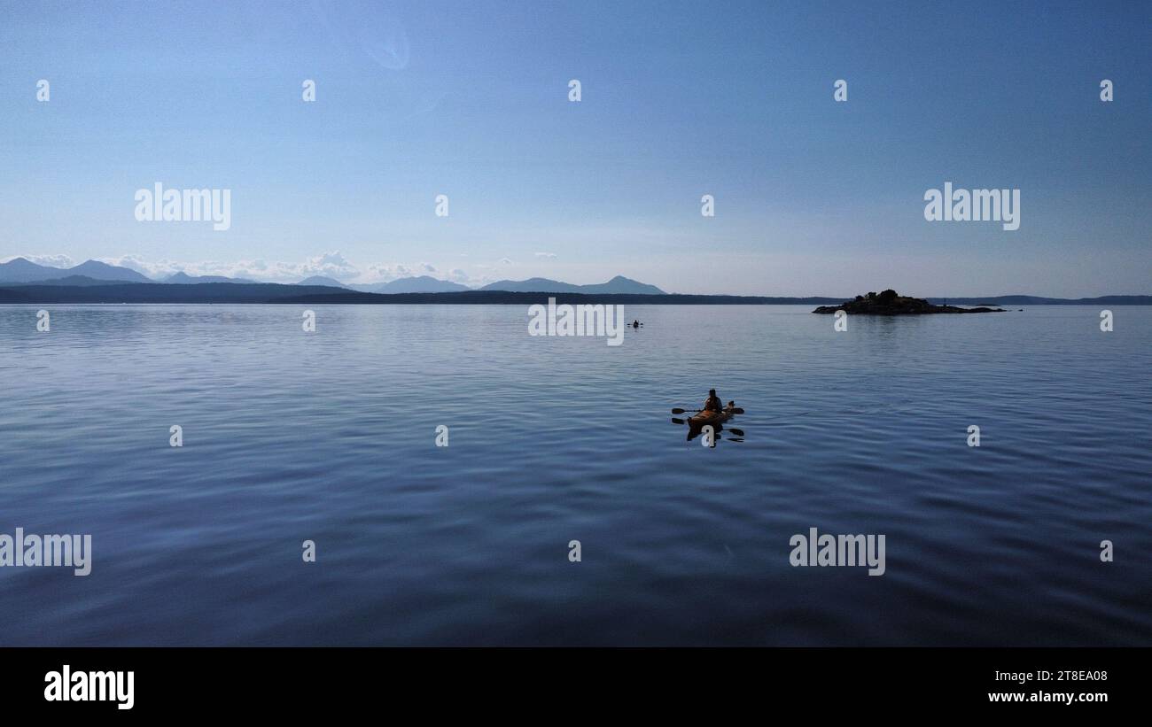 Des jeunes qui font du kayak dans l'océan. Vue sans fin sur les îles de Vancouver. Belles couleurs Banque D'Images