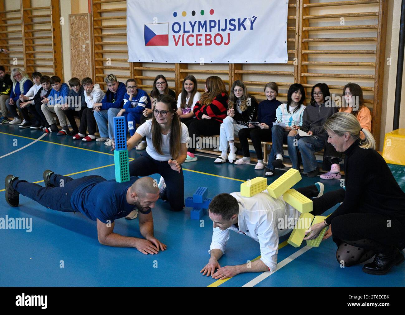 Prague, République tchèque. 20 novembre 2023. Triple médaillée olympique dans le tir Katerina Emmons et médaillée de bronze aux Championnats du monde et d'Europe dans la lutte gréco-romaine Artur Omarov, à gauche, et PDG de Billa République tchèque Liam Casey et la joueuse de tennis médaillée d'argent olympique de Londres Andrea Sestini Hlavackova, à droite, assister à une conférence de presse du Comité olympique tchèque à l’occasion de la présentation du nouveau partenaire général et de la formation olympique des élèves de l’école primaire Katerinky, à Prague, le 20 novembre. 2023. Crédit : Michal Krumphanzl/CTK photo/Alamy Live News Banque D'Images