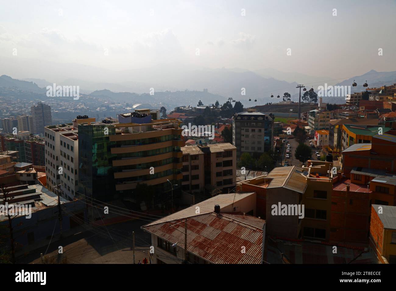 La Paz, BOLIVIE ; 20 novembre 2023 : la fumée causée par les feux de forêt dans les basses terres amazoniennes et les régions des Yungas de Bolivie couvre la ville dans une brume, obscurcissant les collines et les montagnes voisines. Plusieurs centaines de feux de forêt brûlent actuellement dans les basses terres ; la région autour de Rurrenabaque et San Buenaventura (y compris le parc national de Madidi) est particulièrement touchée. Normalement, par temps clair, le Mt Illimani, le 2ème plus haut sommet de Bolivie, doit être clairement visible dans cette vue. Crédit : James Brunker / Alamy Live News Banque D'Images La Paz, BOLIVIE ; 20 novembre 2023 : la fumée causée par les feux de forêt dans les basses terres amazoniennes et les régions des Yungas de Bolivie couvre la ville dans une brume, obscurcissant les collines et les montagnes voisines. Plusieurs centaines de feux de forêt brûlent actuellement dans les basses terres ; la région autour de Rurrenabaque et San Buenaventura (y compris le parc national de Madidi) est particulièrement touchée. Normalement, par temps clair, le Mt Illimani, le 2ème plus haut sommet de Bolivie, doit être clairement visible dans cette vue. Crédit : James Brunker / Alamy Live News Banque D'Images