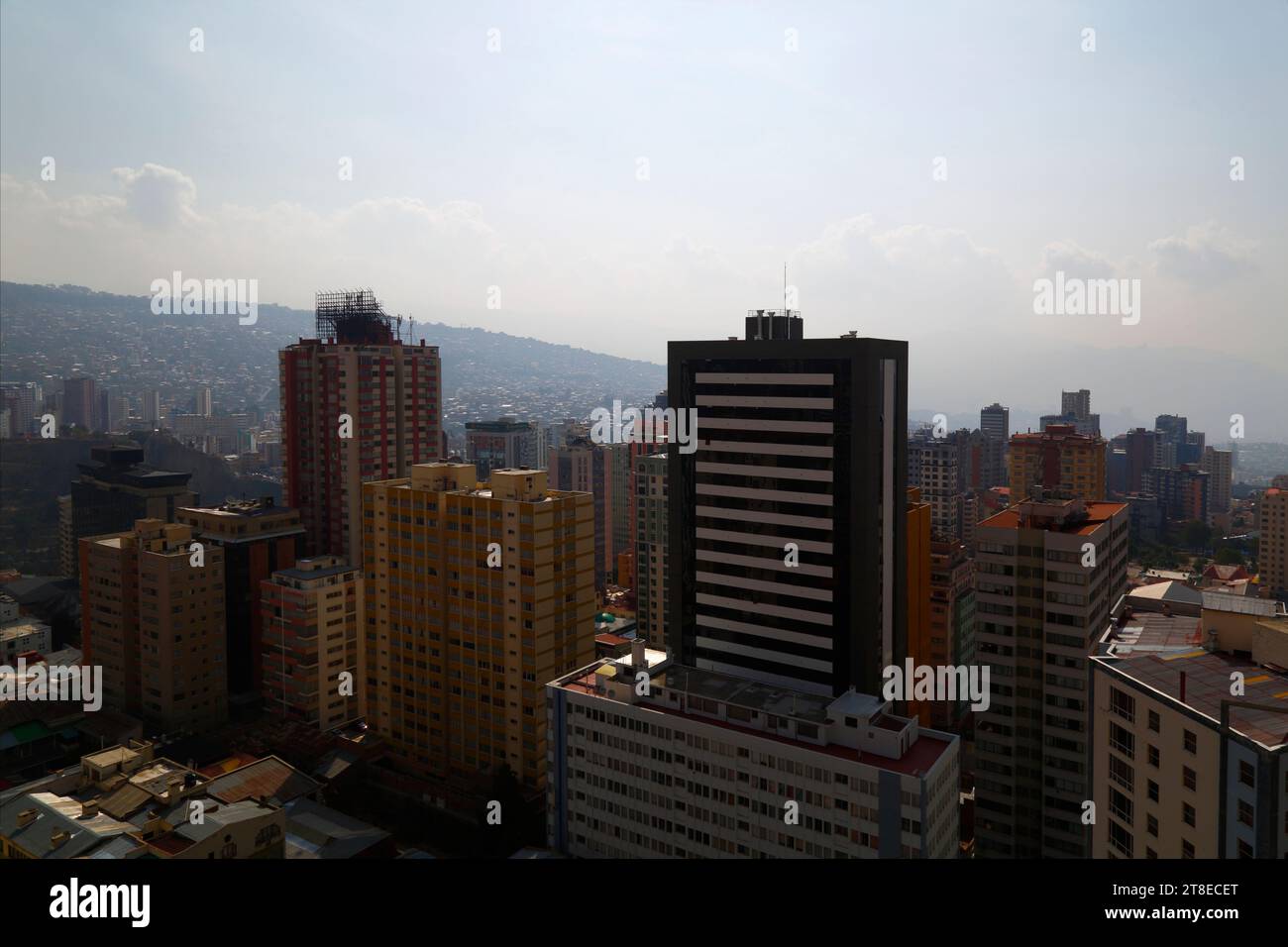 La Paz, BOLIVIE ; 20 novembre 2023 : la fumée causée par les feux de forêt dans les basses terres amazoniennes et les régions des Yungas de Bolivie couvre la ville dans une brume, obscurcissant les collines et les montagnes voisines. Plusieurs centaines de feux de forêt brûlent actuellement dans les basses terres ; la région autour de Rurrenabaque et San Buenaventura (y compris le parc national de Madidi) est particulièrement touchée. Normalement, par temps clair, le mont Illimani, le 2e plus haut sommet de Bolivie, serait clairement visible dans cette vue. Crédit : James Brunker / Alamy Live News Banque D'Images