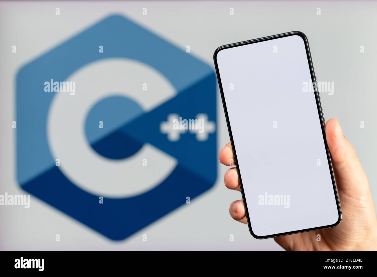 New York, États-Unis - 15 novembre 2023 : création d'une nouvelle application mobile sur fond de plate-forme C++ avec écran propre smartphone en main Banque D'Images New York, États-Unis - 15 novembre 2023 : création d'une nouvelle application mobile sur fond de plate-forme C++ avec écran propre smartphone en main Banque D'Images