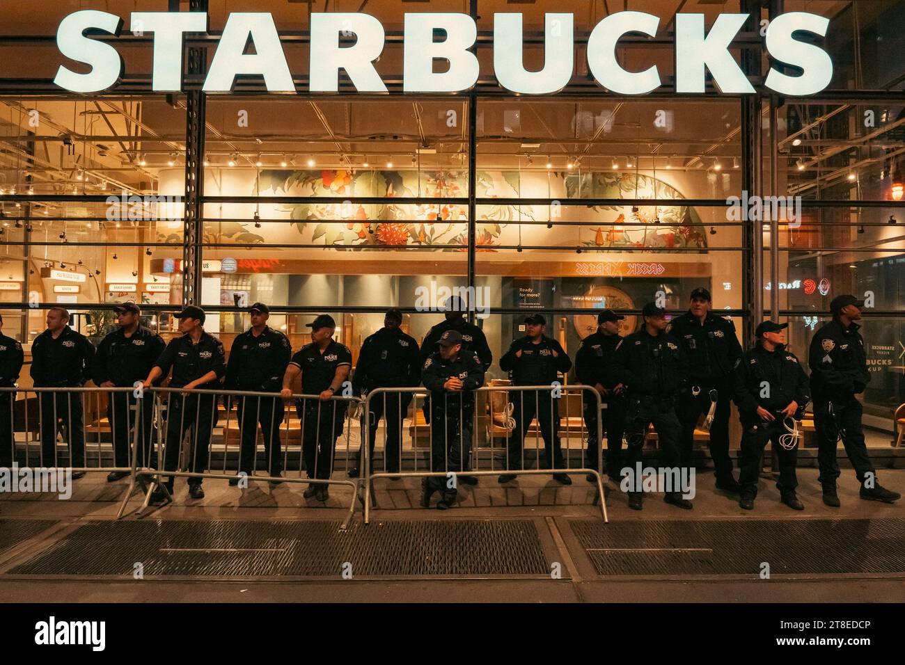 Manhattan, États-Unis. 17 novembre 2023. Des policiers sont vus barricader un magasin Starbucks de milliers de manifestants soutenant la Palestine à Midtown, Manhattan, NY, vendredi 17 novembre 2023. Les magasins Starbucks ont vu une augmentation du vandalisme suite à des accusations de partialité envers Israël après avoir poursuivi leur syndicat des travailleurs de Starbucks United pour avoir affiché des sentiments de solidarité avec la Palestine sur les réseaux sociaux, selon AP. (Photo de Cristina Matuozzi/ crédit : SIPA USA/Alamy Live News Banque D'Images