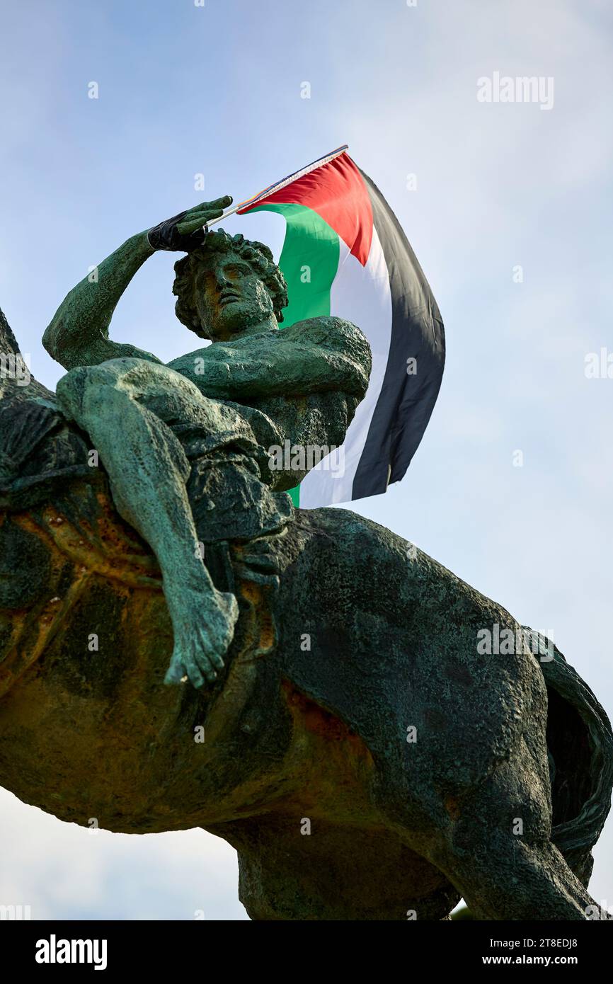 Cape Town, Afrique du Sud. 19 novembre 2023. Cape Town, Afrique du Sud. 19 novembre, 2023.drapeau palestinien soufflant dans le vent sur la statue de bronze du cavalier à cheval lors d'un événement d'arts publics tenu au Rhodes Memorial au Cap Afrique du Sud crédit : Mo Bassa / Alamy Live News Banque D'Images