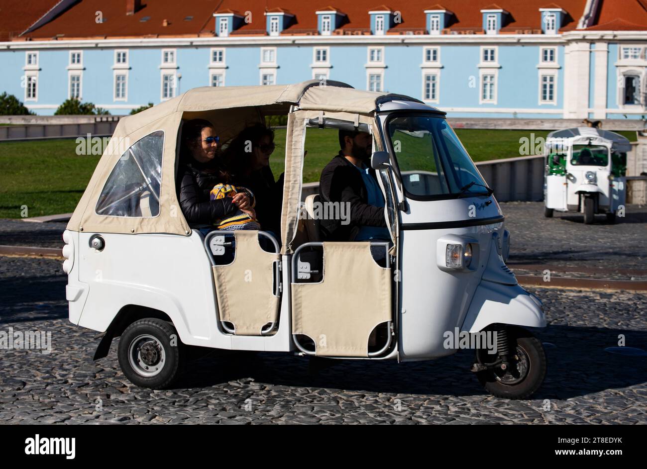 Touristes dans un tuk tuk à Lisbonne Portugal Banque D'Images