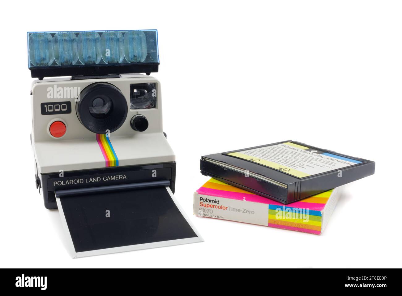 Dieren, pays-Bas - 27 octobre 2023 : ancien appareil photo instantané Polaroid avec flash et pack photo devant un fond blanc à Dieren Banque D'Images