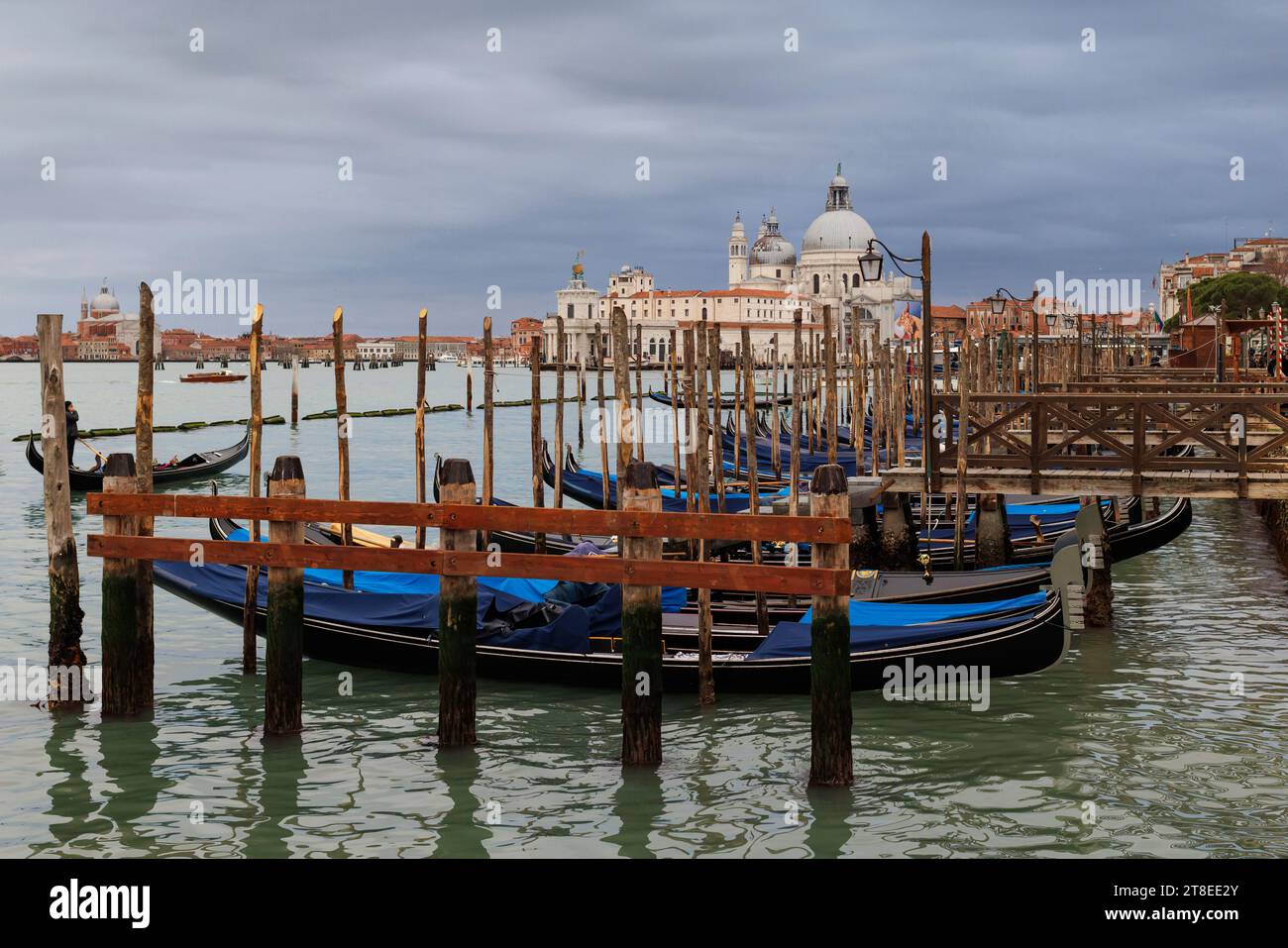 Venise, Italie, 5 février 2023. Gondoles typiques sur le Grand Canal pendant les jours d'hiver Banque D'Images