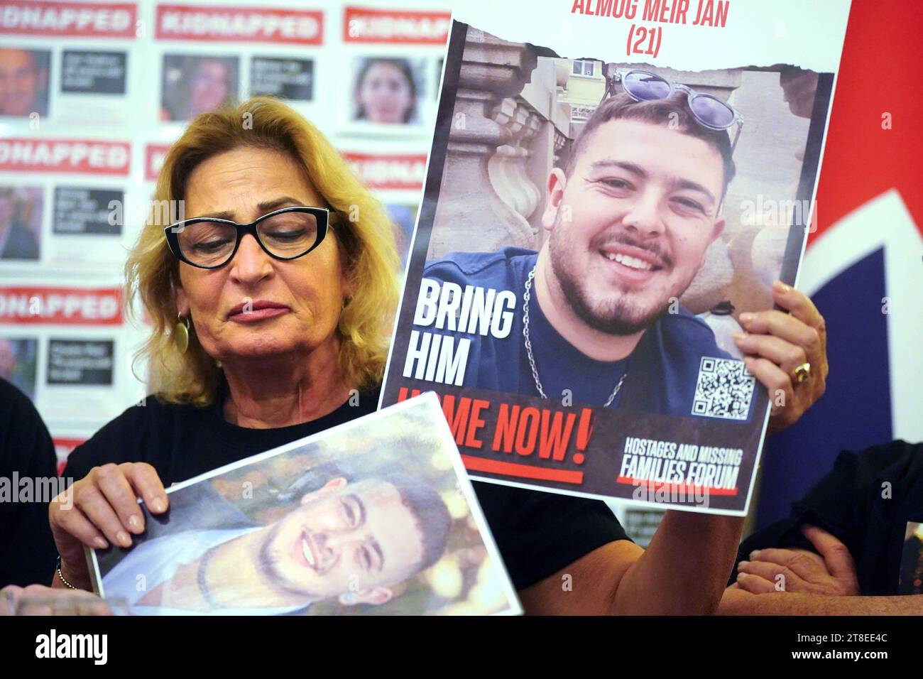 ORIT Meir tient une photographie de son fils Almog Meir Jan, 21 ans, actuellement détenu à Gaza avec d’autres otages israéliens, lors d’une conférence de presse à l’ambassade d’Israël à Londres. Date de la photo : lundi 20 novembre 2023. Banque D'Images