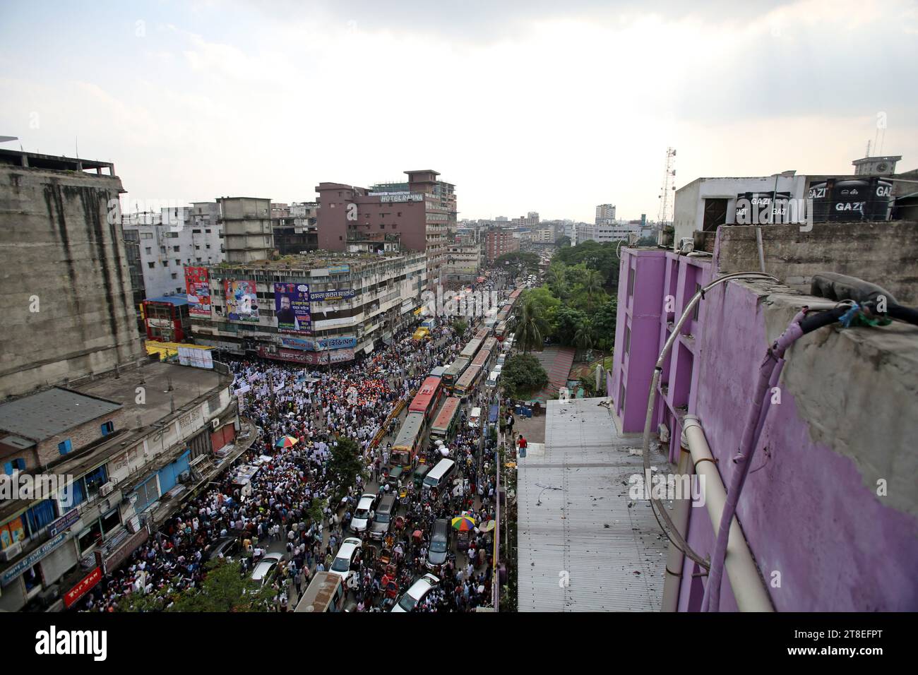 Véhicules coincés dans un embouteillage à Dhaka, au Bangladesh, le 20 novembre 2023. Selon le rapport de recherche, la vitesse moyenne du trafic a chuté de Banque D'Images