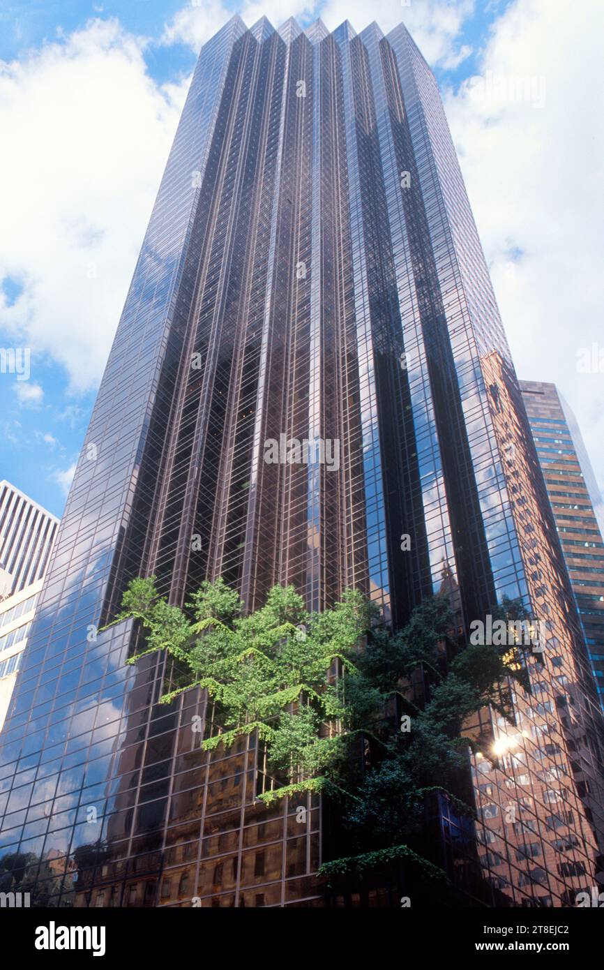 Extérieur de la Trump Tower New York Fifth Avenue. Gratte-ciel en verre d'architecture moderne construit par Donald Trump dans Midtown Manhattan USA Banque D'Images