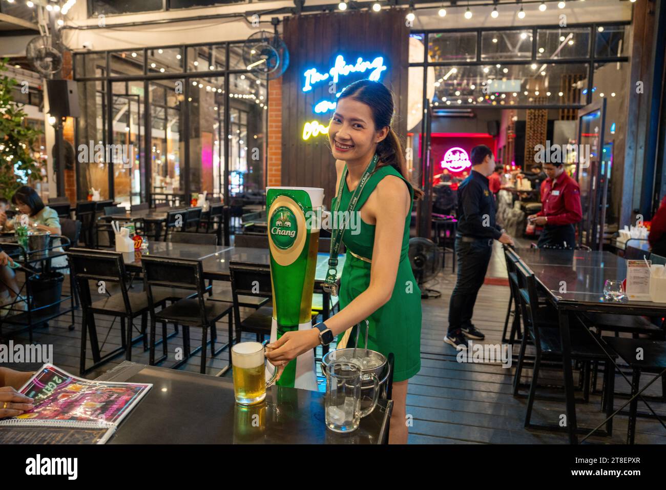 Une dame thaïlandaise attrayante annonce la bière thaïlandaise à Bangkok Asie du Sud-est Banque D'Images