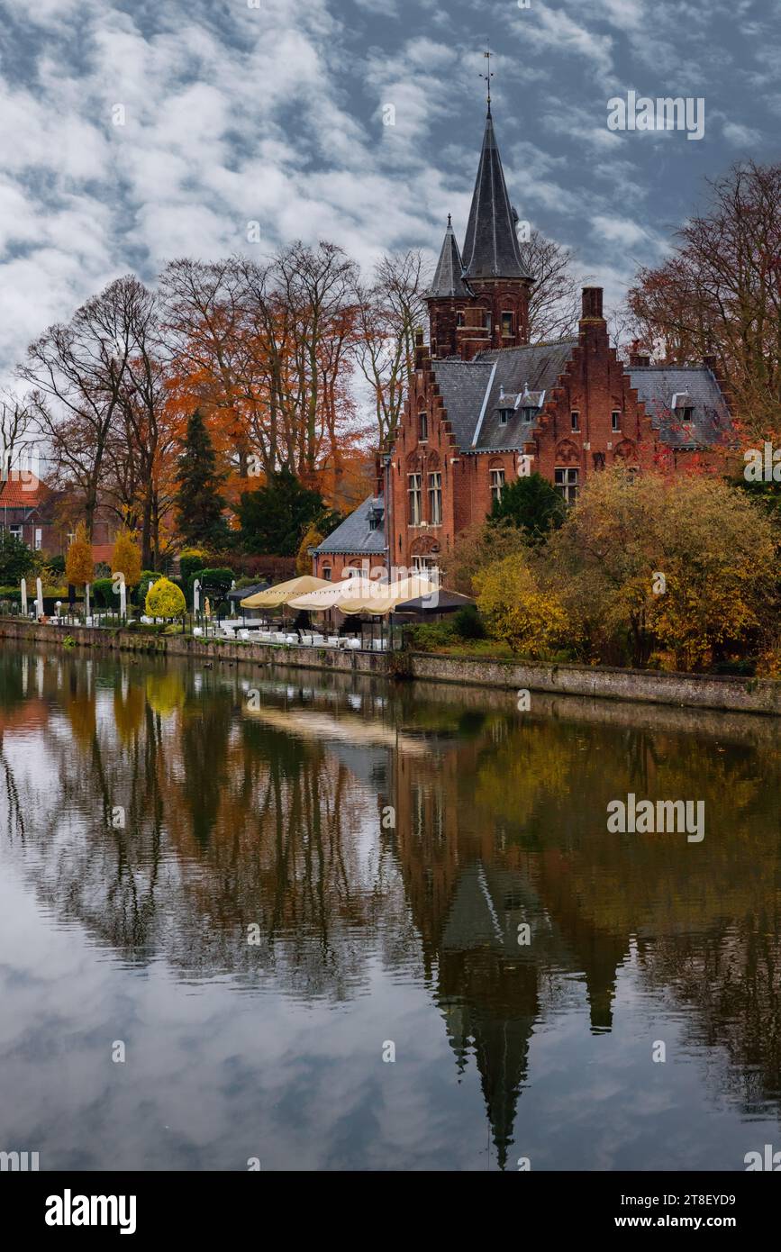 Des arbres colorés en automne entourent les bâtiments médiévaux de Bruges, en Belgique. Banque D'Images