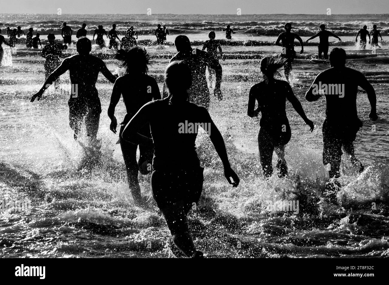 Les 436 coureurs se dirigent vers la mer froide du canal de Bristol lors de la 40e nage annuelle du Porthcawl Christmas Day Swim pour la charité à Porthcawl dans le sud du pays de Galles, en décembre 25 2004. Photographie : ROB WATKINS Banque D'Images