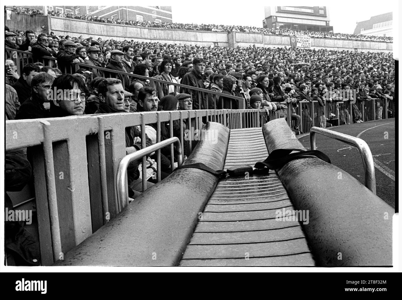Un côté pas de la civière de secours. Fans gallois dans les tribunes lors du dernier match des cinq nations à domicile à l'ancien Arms Park à Cardiff contre la France le 16 1996 mars. Le pays de Galles a remporté le match 16-15 victoire. C'était une bonne façon de dire adieu au sol. Après ce match, l'ancien stade a été radicalement agrandi et réaménagé avec un toit pour accueillir la finale de la coupe du monde de rugby en 1999. Photo : ROB WATKINS Banque D'Images