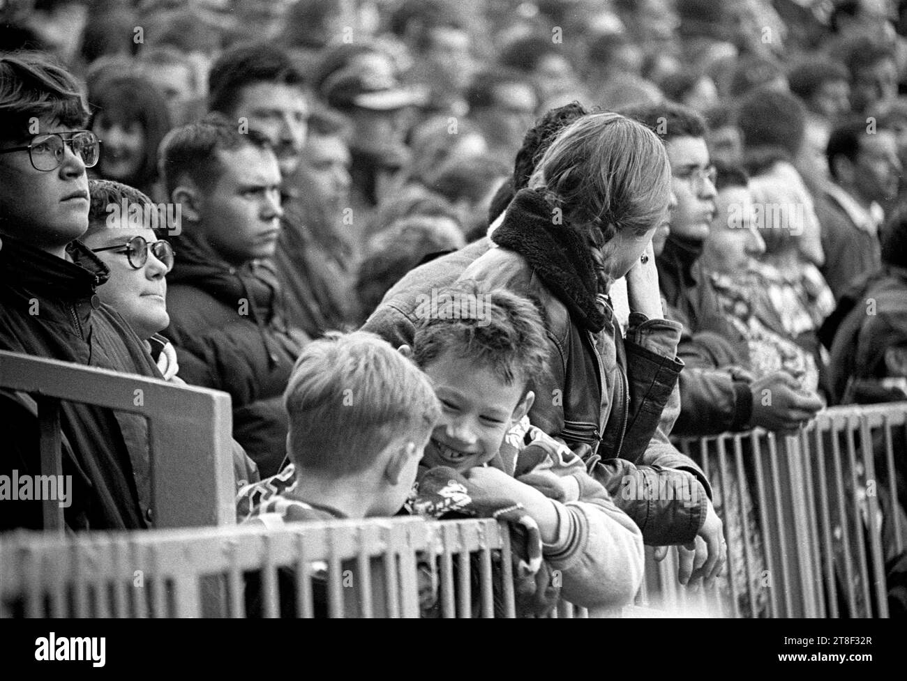 Fans gallois dans les tribunes lors du dernier match des cinq nations à domicile à l'ancien Arms Park à Cardiff contre la France le 16 1996 mars. Le pays de Galles a remporté le match 16-15 victoire. C'était une bonne façon de dire adieu au sol. Après ce match, l'ancien stade a été radicalement agrandi et réaménagé avec un toit pour accueillir la finale de la coupe du monde de rugby en 1999. Photo : ROB WATKINS Banque D'Images