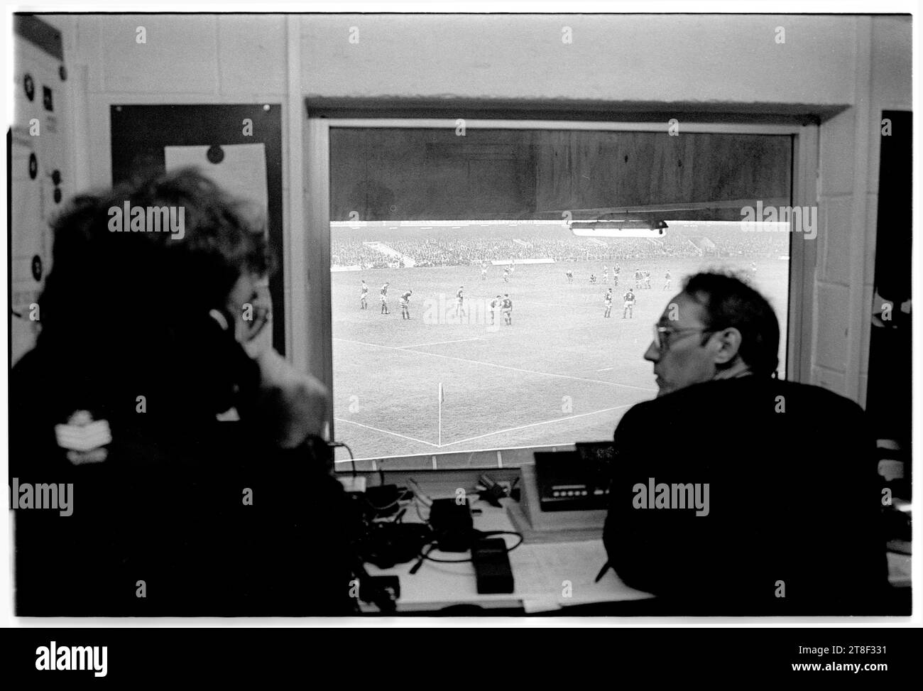 La salle de contrôle calme de l'Ambulance St John's offre une vue imprenable sur le match des cinq nations à domicile contre la France, le 16 1996 mars, au vieux Arms Park de Cardiff, une victoire à domicile de 16-15 pour le pays de Galles. Après ce match, l'ancien stade a été radicalement agrandi et réaménagé avec un toit pour accueillir la finale de la coupe du monde de rugby en 1999. Photo : ROB WATKINS Banque D'Images