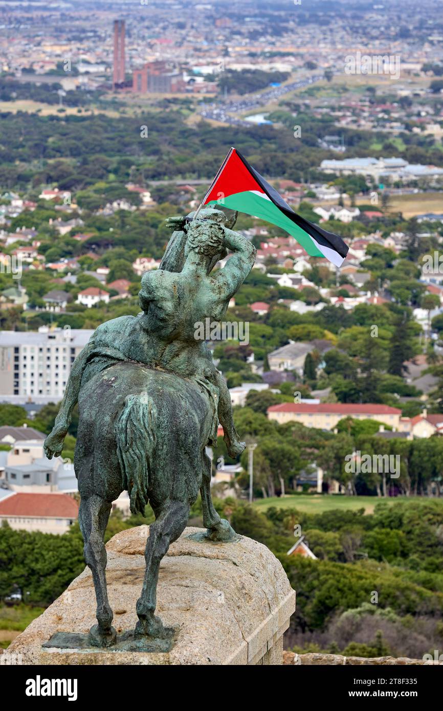 Cape Town, Afrique du Sud. 19 novembre 2023. Drapeau palestinien soufflant dans le vent sur la statue en bronze du cavalier à cheval lors d'un événement d'art public tenu au Rhodes Memorial au Cap Afrique du Sud crédit : Mo Bassa/Alamy Live News Banque D'Images