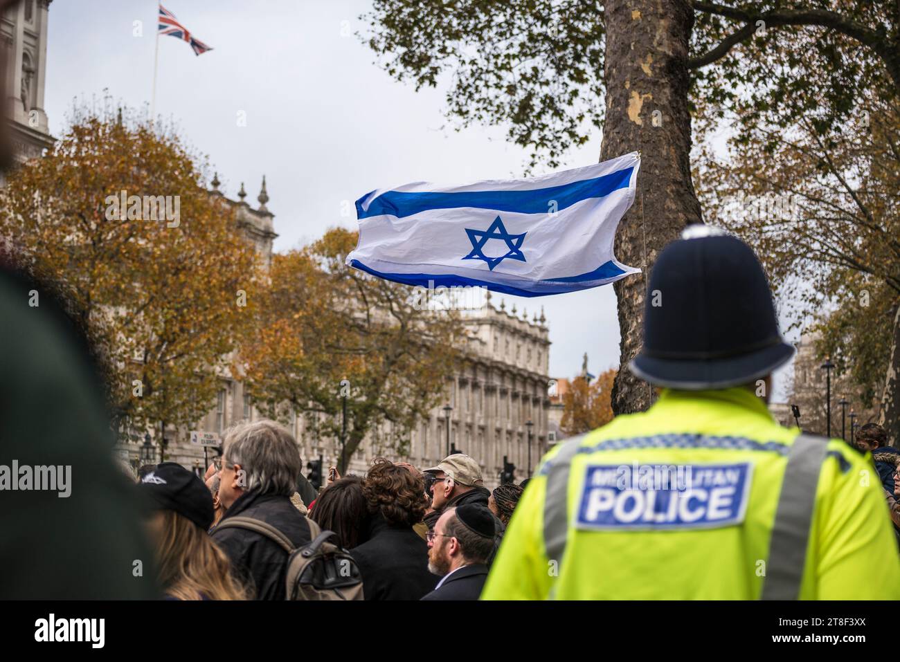 Policier passant devant un drapeau israélien lors de la parade annuelle et cérémonie de l'AJEX au cénotaphe en l'honneur des membres juifs des forces armées britanniques, à Londres Banque D'Images