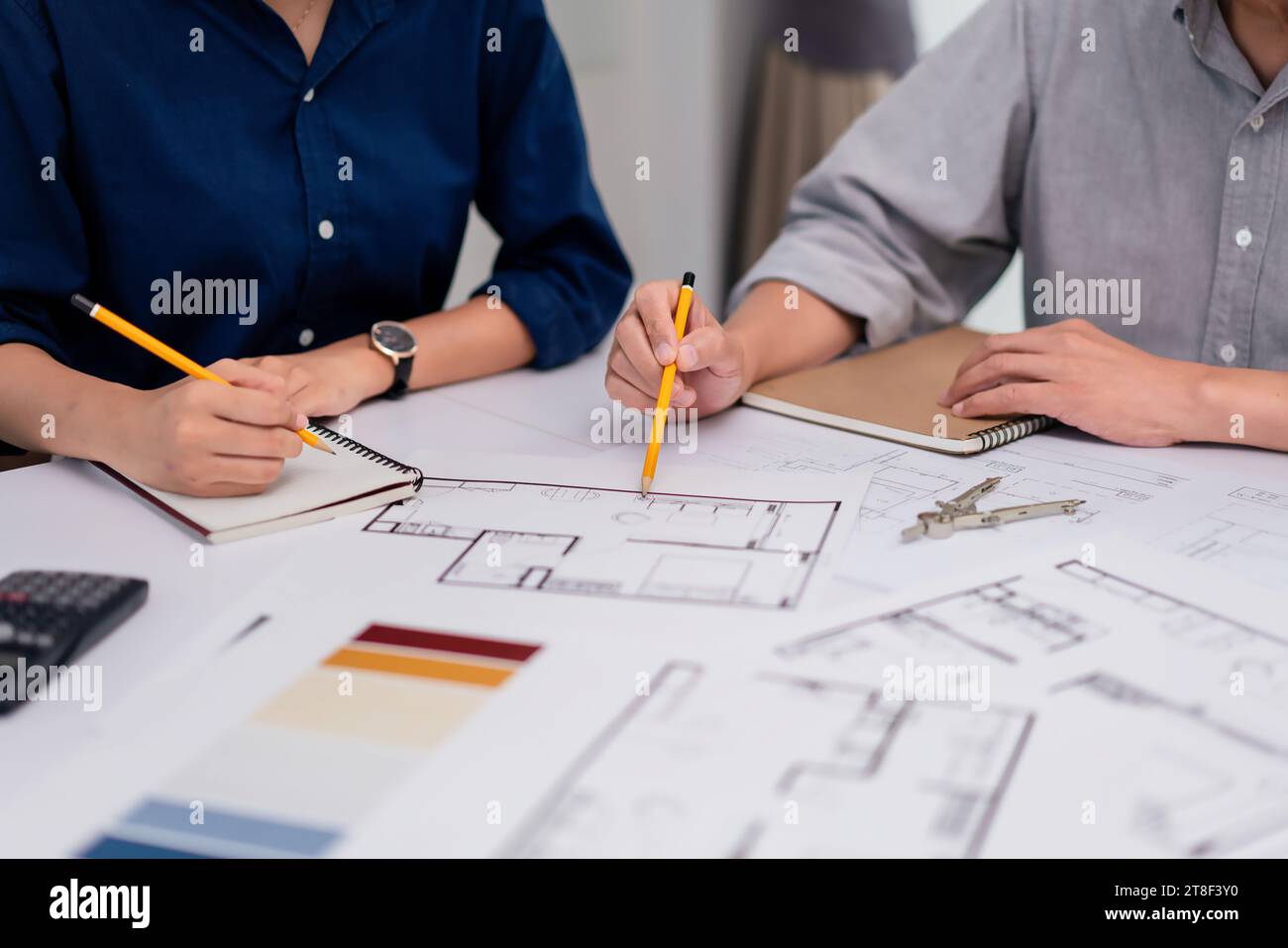 Deux architectes pointant sur le plan directeur et analysant au sujet de la construction du projet de construction ensemble. Banque D'Images