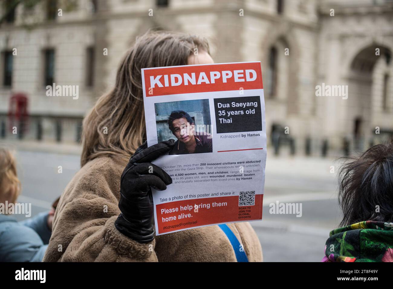 Femme avec une affiche kidnappée lors de la parade annuelle et cérémonie de l'AJEX au cénotaphe en l'honneur des membres juifs des forces armées britanniques, Londres, Royaume-Uni Banque D'Images