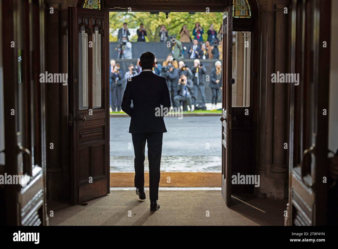 BLETCHLEY PARK, BUCKINGHAMSHIRE, ANGLETERRE, Royaume-Uni - 02 novembre 2023 - le Premier ministre du Royaume-Uni, le Premier ministre Rishi Sunak, s'entretient avec Kamala Harris à la fin de la conférence Banque D'Images