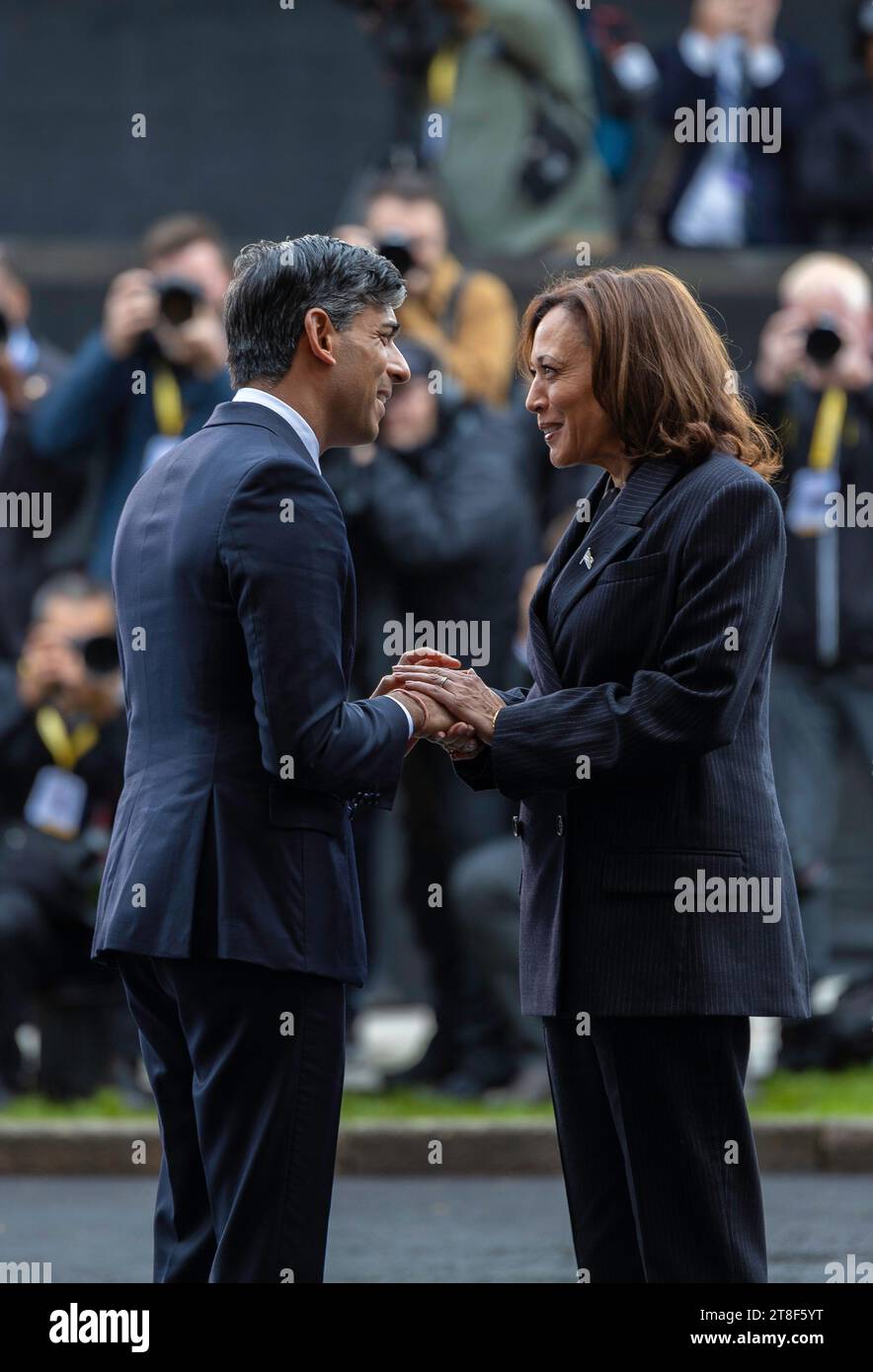 BLETCHLEY PARK, BUCKINGHAMSHIRE, ANGLETERRE, Royaume-Uni - 02 novembre 2023 - le Premier ministre du Royaume-Uni, le Premier ministre Rishi Sunak, s'entretient avec Kamala Harris à la fin de la conférence Banque D'Images