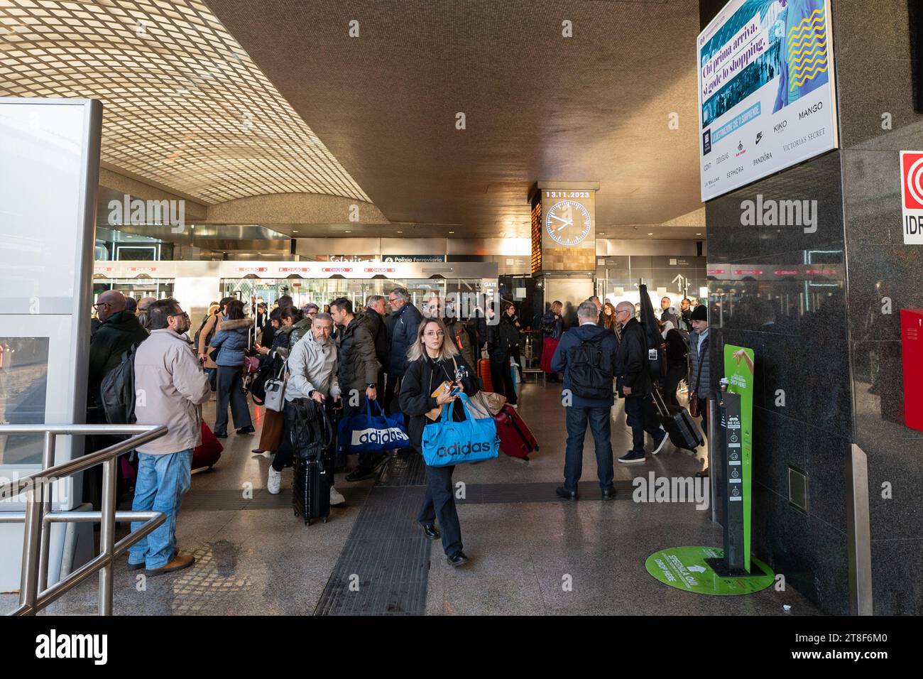 Rome, Italie : 13 novembre 2023 : passagers et panorama à la gare Termini de Rome en 2023 Banque D'Images