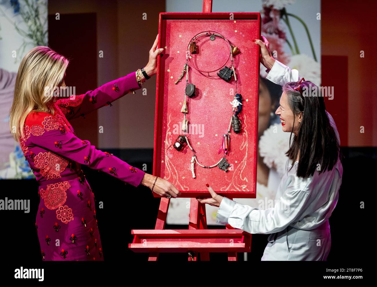 Rotterdam, pays-Bas. 20 novembre 2023. ROTTERDAM - Reine Maxima lors de la remise du Prix du Fonds culturel 2023 au Theater Zuidplein à Adelheid Roosen de Female Economy. Women Economy reçoit le prix parce que, en tant que «pack de théâtre» autoproclamé, ils sont un excellent exemple de la manière dont la culture se connecte. ANP KOEN VAN WEEL netherlands Out - belgique Out Credit : ANP/Alamy Live News Banque D'Images