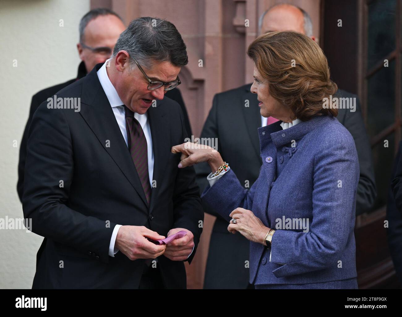 20 novembre 2023, Hesse, Francfort-sur-le-main : Boris Rhein (CDU), ministre-président de Hesse, et la reine Silvia de Suède, se réunissent à l'ouverture de la première "Maison de l'enfance" de Hesse. Les maisons d ' enfance sont des points de contact ambulatoires pour les enfants et les jeunes victimes ou témoins de violences sexuelles ou physiques et de négligence. Photo : Arne Dedert/dpa Banque D'Images